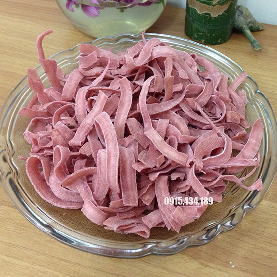 mứt dừa màu hồng bột củ dền